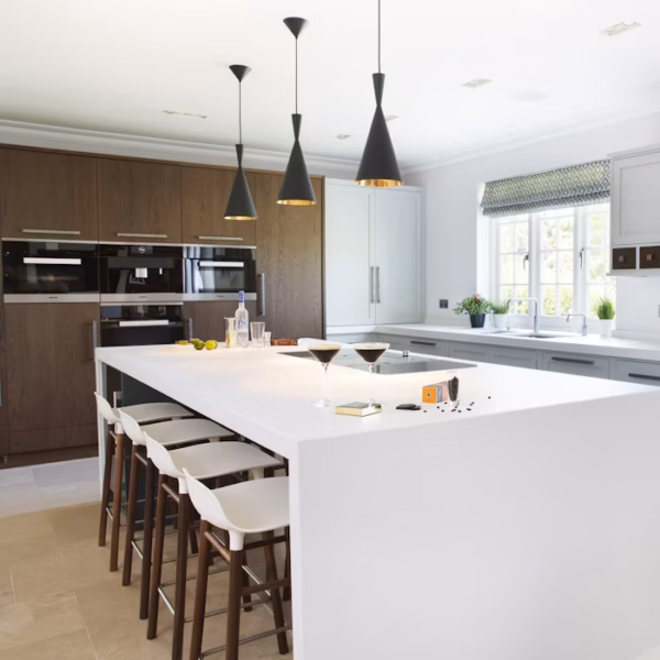 Kök inredning design garderober bänkskivor dekton silestone keramisksten kompositsten natursten arkitekt stockholm platsbyggt måttanpassat italienskt renovering projektledning studio inredare hållbart material trä