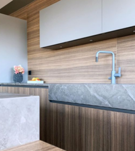 närbild på träkök med bänkskiva i dekton, även diskho.