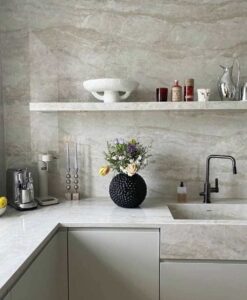 Måttanpassat arkitektritat kök med laminat köksluckor i greige. Bänkskiva i keramisksten dekton arga. Stilrent och modernt. Diskho i sten.