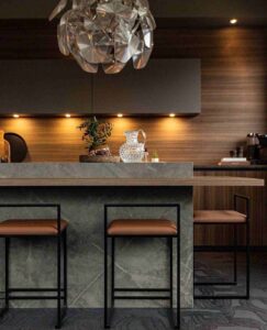 Platsbyggt kök med kombination av köksluckor i trä fanér samt beige laminat, Köksö i keramisksten dekton med trädetaljer.