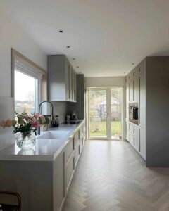 Pågående köksrenovering i hur i stockholm. Laminat köksluckor och extra tjock bänkskiva i kopmositsten.
