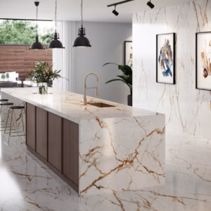 Miljöbild på ett kök med stor köksö med träluckor, köksön har en bänkskiva samt sidor i dekton keramisksten Awake. En keramisksten, vit bakgrund med grå ådring.