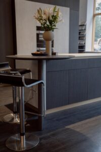 Miljöbild på platsbyggt kök i showroom i stockholm köksbutik
