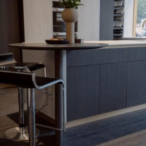 Miljöbild på platsbyggt kök i showroom i stockholm köksbutik