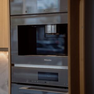 kombiugn och kaffemaskin frå miele i måttanpassat träkök i stockholm