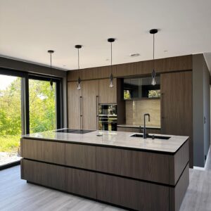 Kök i mörk träfanér och natursten taj mahal.