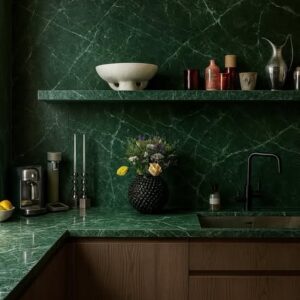 Kök med natursten i grönt och köksskåp i valtnöts fanér.