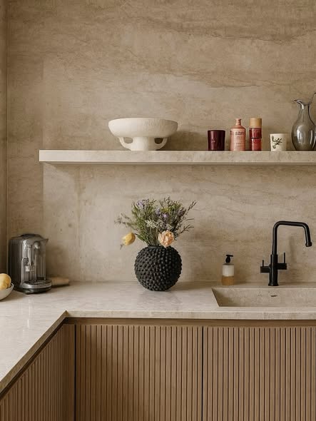 Ribbade träluckor med neutral natursten