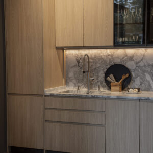 Platsbyggt kök i träfaner