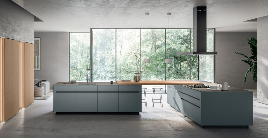 Öppen planlösning med platsbyggt kök i mörkgrå kulör. Elegant, modernt och stilrent med trädetaljer.