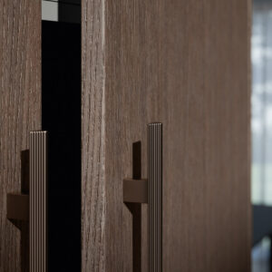 Närbild på högskåp i mörkträfanér.