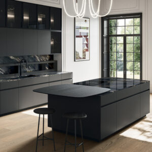 öppen planlösning med platsbyggt kök i mörkgrå kulör. Elegant, modernt och stilrent med trädetaljer.
