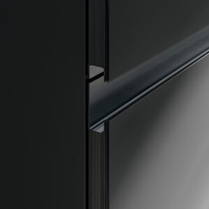 Glaslucka i svart, platsbyggt kök