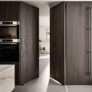 Miljöbild på kök med högskåp i mörkträfanér.