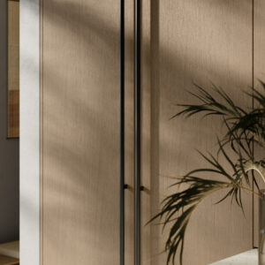 Miljöbild på kök med högskåp i ljusräfanér.