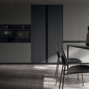 öppen planlösning med platsbyggt kök i mörkgrå kulör. Elegant, modernt och stilrent med trädetaljer.