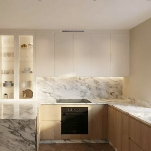 Platsbyggt kök i träfaner ljus ek, med marmorerad natursten.