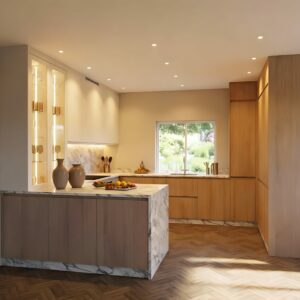 Platsbyggt kök i träfaner ljus ek, med marmorerad natursten.