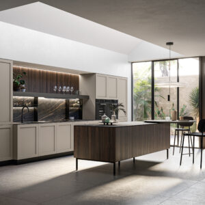 Måtanpassat kök i beige med kompositstensbänkskiva och trädetaljer på köksön.