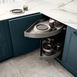 Modern ramlucka, ett måttanpassat kök i blå