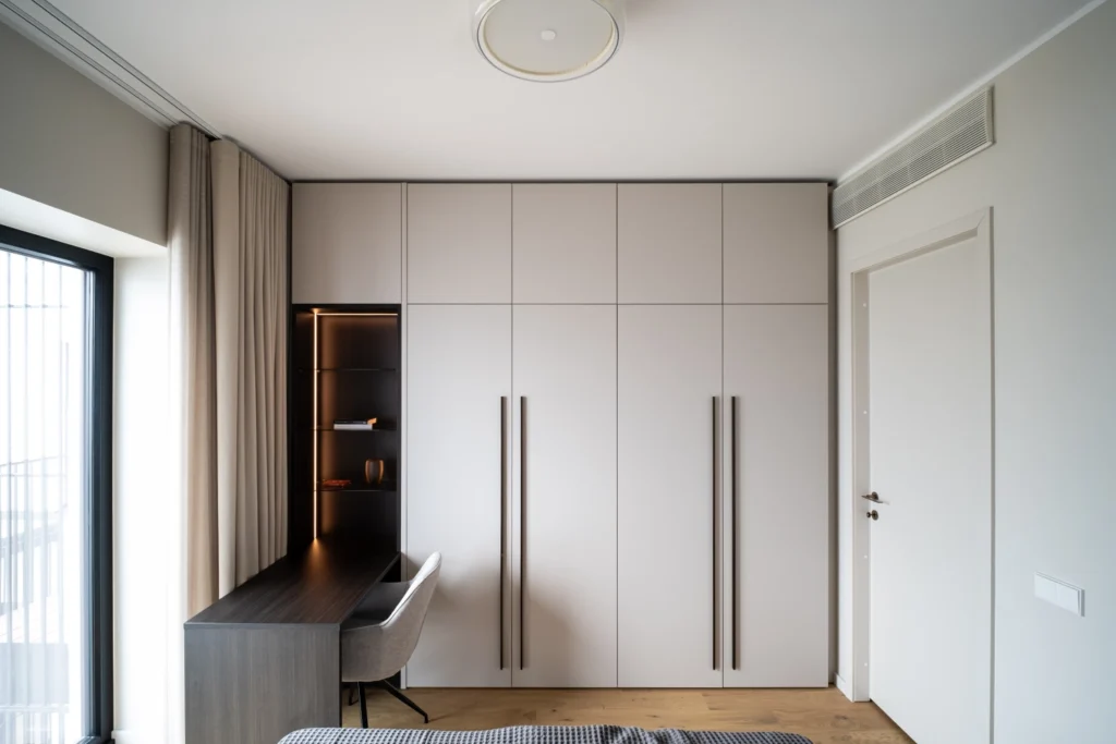 Måttanpassad garderob i stockholm. walk in closet