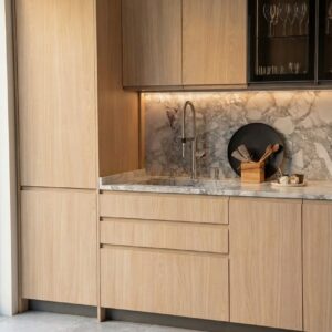 Platsbyggt kök med köksluckor i träfanér.