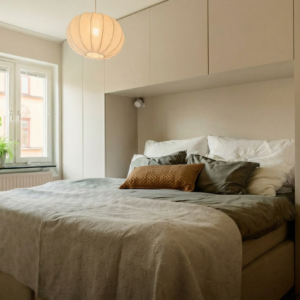 Platsbyggd garderob i sovrum