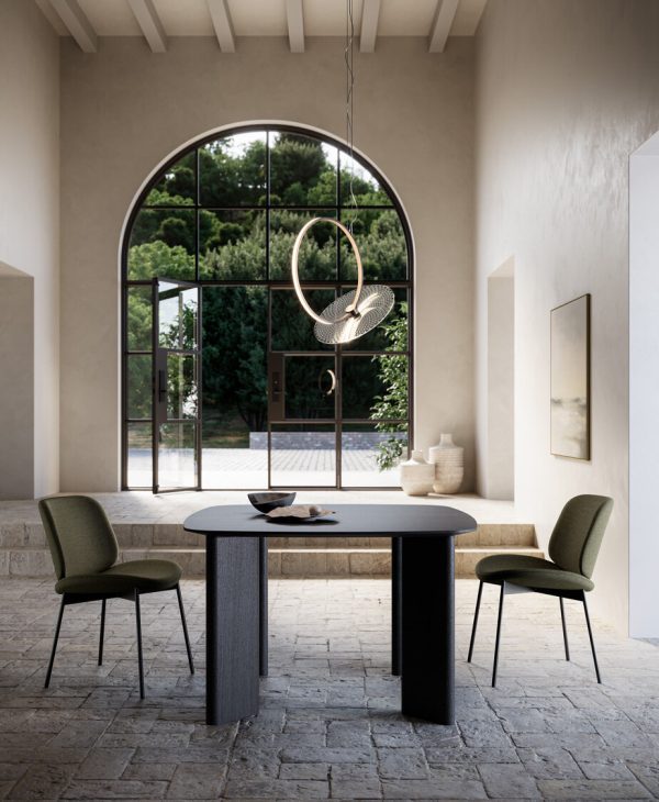 Miljöbild på matstol i mörkgrönt tyg och metallben i svart i stilren modern design. Samt svart matbord i trä.