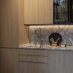 Platsbyggt kök i träfaner