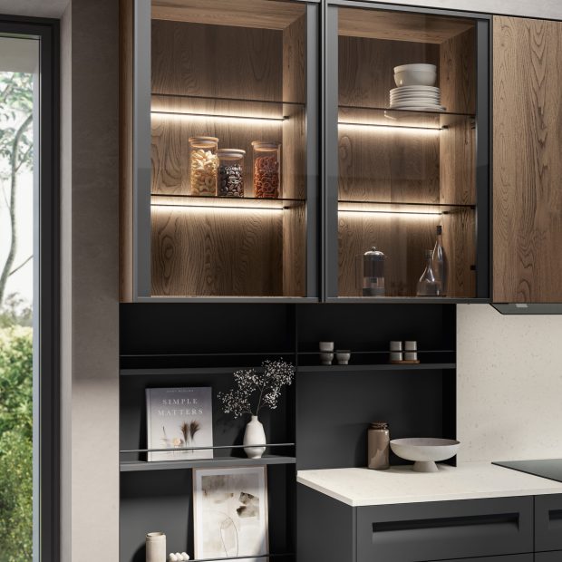 Miljöbild på ett måttanpassat kök. Köksluckor i laminat med integrerade handtag.