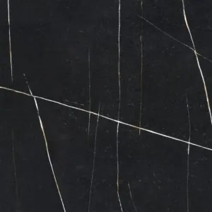 Produktbild på sten till bänkskiva, Ethernal Noir Silestone från cosentino. En svart kompositsten med tydlig ådring.