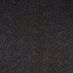 En produktbild på en mörk brun natursten köksbänkskiva:
